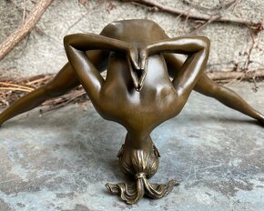Erotická Bronzová socha soška - Ležící nahá žena - 3