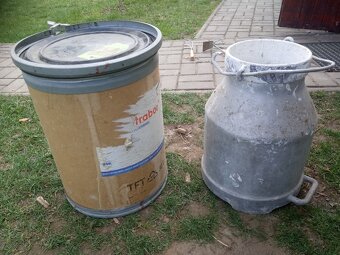 Rozprašovač, vědro, kabel a zbytky ze stavby - 3