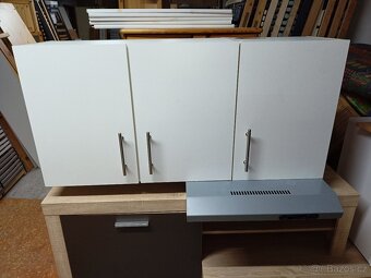 Prodám menší kuchynskou linku s dlouplotýnkovým vařičem a di - 3