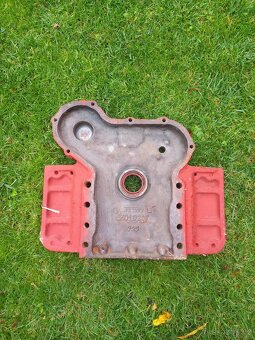 Těžká prsa - víko motoru Zetor Uř1 - 3