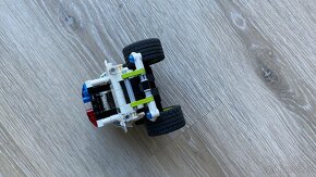 LEGO Technic 42047 Policejní zásahový vůz - 3