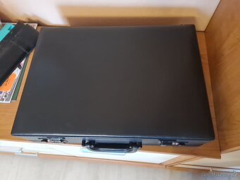Černý kufr se zámky - 3