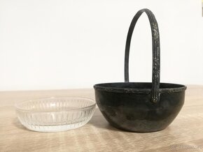 Starožitná skleněná cukřenka v kovové žardiniéře s ouškem - 3