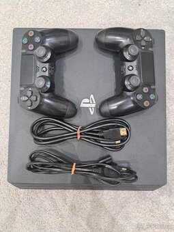 PS4 PRO + nějaké hry a nabíječka - 3