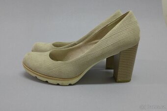 Nenošené světlé boty na podpadku. - 3