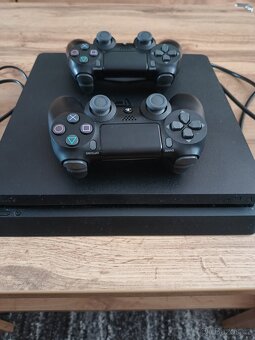Prodám PS 4 Slim 500 gb + 2 ks ovladačů Dual Shock - 3