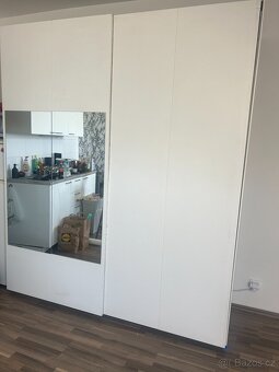 Prodám šatní skříň s posuvnými dveřmi - 3