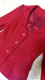 Červený kalhotový kostým vel. 36 šitý na zakázku v salonu - 3