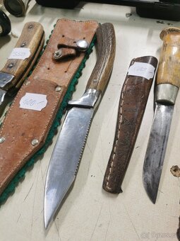 Plynová pistole, nože, divadelní kukátka. - 3