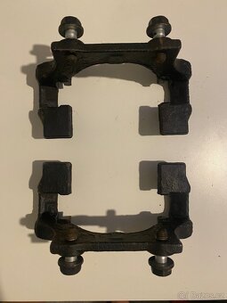 Držáky brzdových třmenů BMW E90 – originál, plně funkční, za - 3