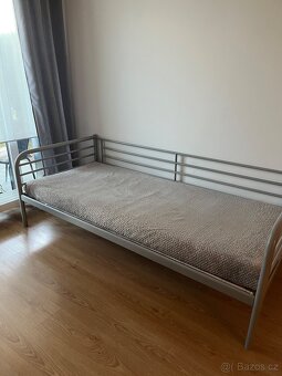Prodám postel – šedá kovová + matrace za odvoz - 3