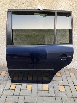 VW Touran 1T3 pravé a levé dveře . - 3