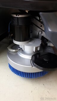 Podlahový mycí stroj Nilfisk BR 652 se sedící obsluhou - 3