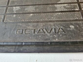 Koberec oboustranný gumový do kufru Octavia III combi - 3