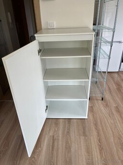 Bílá skříňka s poličkami - 3
