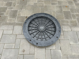 Kruhový kompozitní poklop s rámem B125 průměr 600mm - 3