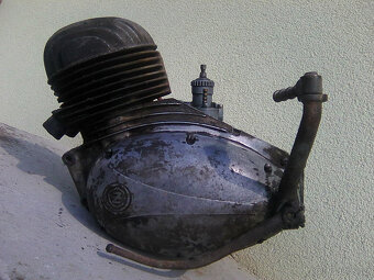 čz 125/150 - motory, rozeta,náboj kola a vidlice - 3