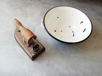 Stará krejčovská žehlička a smaltovaná mísa na zadělávání - 3