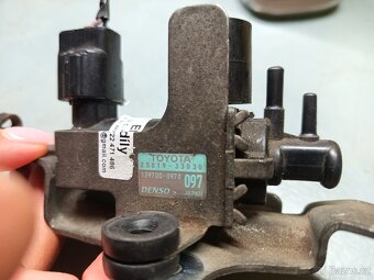 Toyota auris , Yaris ..ventil tlaku OEM 25819-33030 - 3