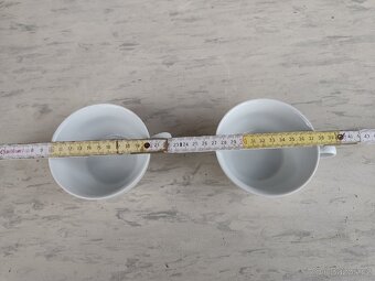 dva šálky s malovanými růžemi - 3