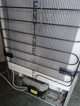 STŘÍBRNÁ LEDNICE ELECTROLUX - 3