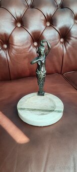 Starožitná bronzová secesní soška, dívka s hroznem - 3