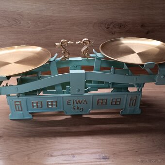 Staré kuchyňské váhy k dekoraci - 3