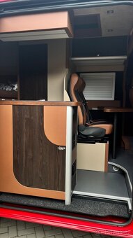 Obytný VW Crafter s jedinečným designovým provedení - 3