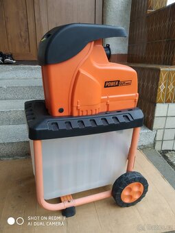 Prodám elektrický Zahradní drtič Powercut 2800 W. - 3