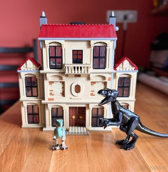 LEGO Jurassic World 75930 Řádění Indoraptora v Lockwoodově - 3