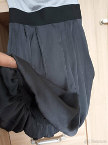 šedé šaty s podkasanou sukní, zn.HM - 3