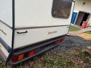Pěkný karavan, bez SPZ na stání - 3