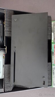 Xbox series X 1tb, dva ovladače, tři hry - 3