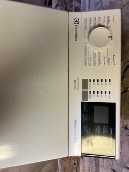🧺 Electrolux  – úzká pračka s horním plněním – TOP - 3