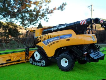 KOMBAJN NEW HOLLAND CR10.90 TIGER MĚŘÍTKO 1:32 - 3