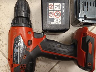 Prodám 2x baterii a 1x nabíječku na aku šroubovák Maktec - 3
