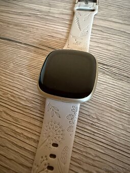Chytré hodinky Fitbit Versa 3 – velmi pěkný stav - 3