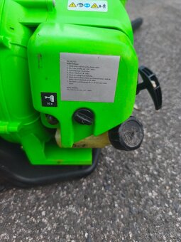 Benzínový fukar na listí - 3