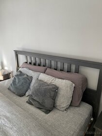 Ložnice - postel, noční stolky, komoda, šatní skříň - 3