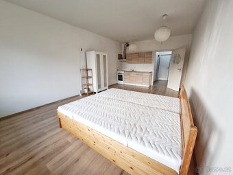 téměř nové 1+kk: 45 m2, 3.patro z 5, kryté parkov. stání - 3