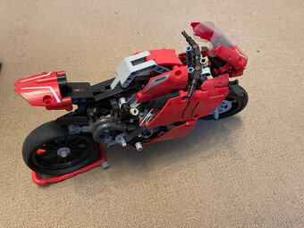 LEGO Technic 42107 Ducati Panigale V4 R - 3