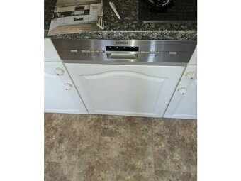 Bílá venkovská kuchyně s vestavěnými spotřebiči,5387 - 3