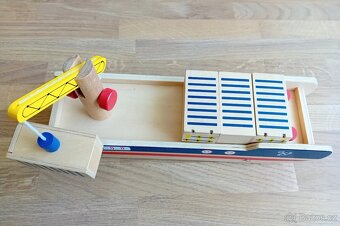 Dřevěná loď, na kolečkách, jeřáb s magnetem, na kontejnerech - 3