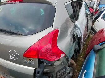Prodám díly z tohoto bouraného vozu Peugeot 208, 1.2PurTech, - 3