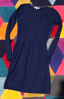 TOMMY HILFIGER DÍVČÍ NAVY SVETROVÉ KRÁSNÉ ŠATY 152_158 - 3