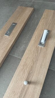 Šatní věšák / panel s výklopným háčkem, dub - 3