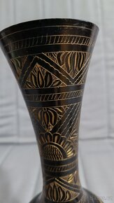 Kovová broušená váza. - 3