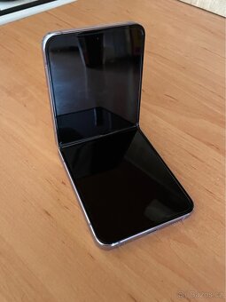 Samsung Galaxy Z Flip 4 - 3