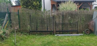 Kovová postel bez roštu s matracemi - 3
