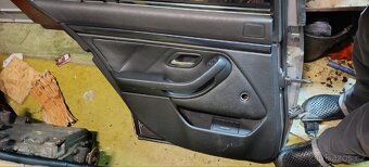 BMW E39 alpensilber sedan levé zadní dveře - 3